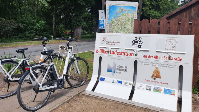 E-Ladestationen Bike und Auto