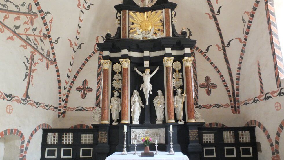 Kirche, Altar,  Kreuzigungsgruppe