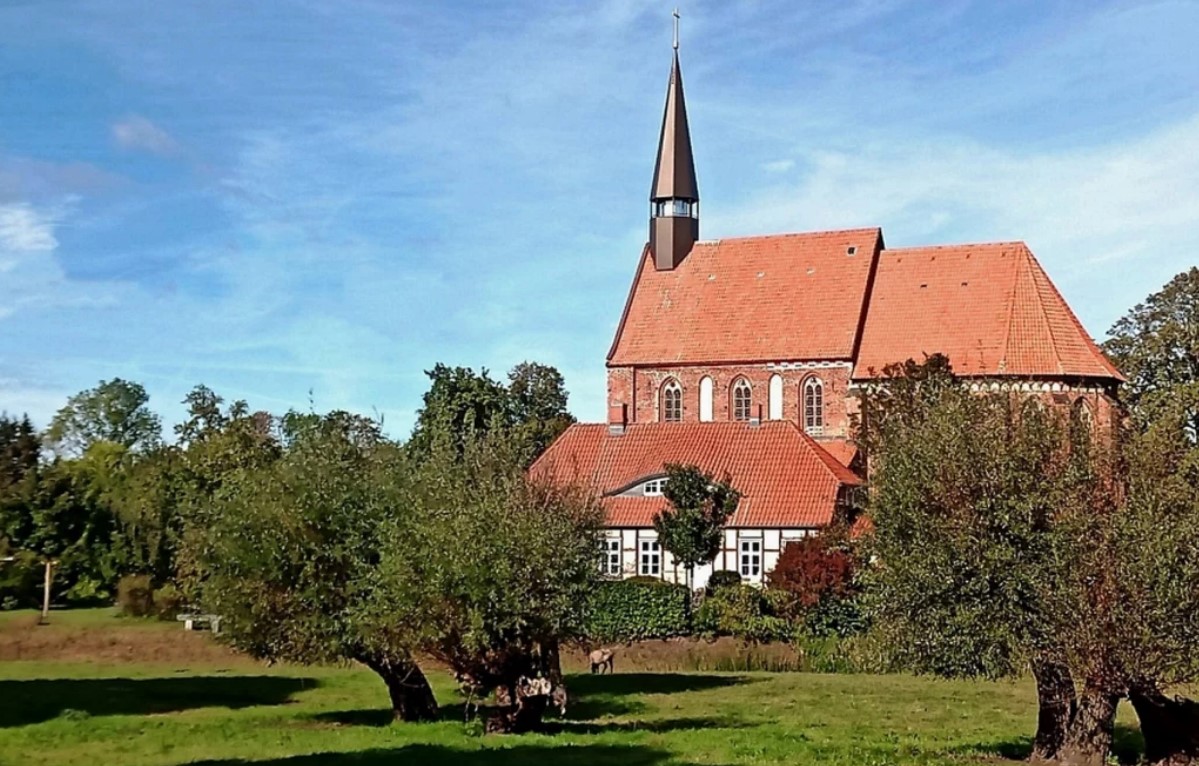 Garten-Gottesdienst in der Backsteinkirche und Pfarrgarten Starkow